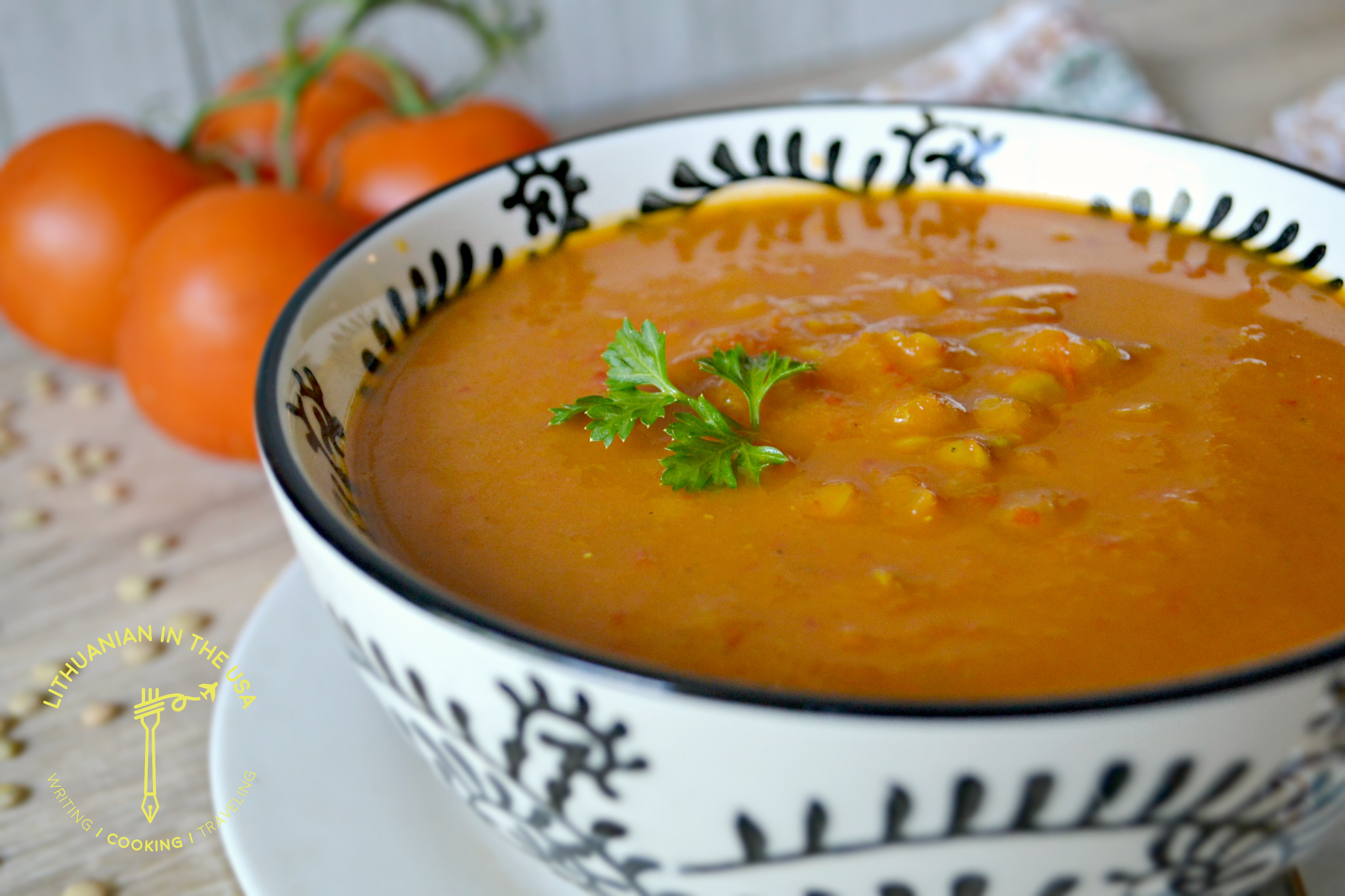 Trinta lęšių sriuba su daržovėmis (morkomis, pomidorais, paprikomis...)