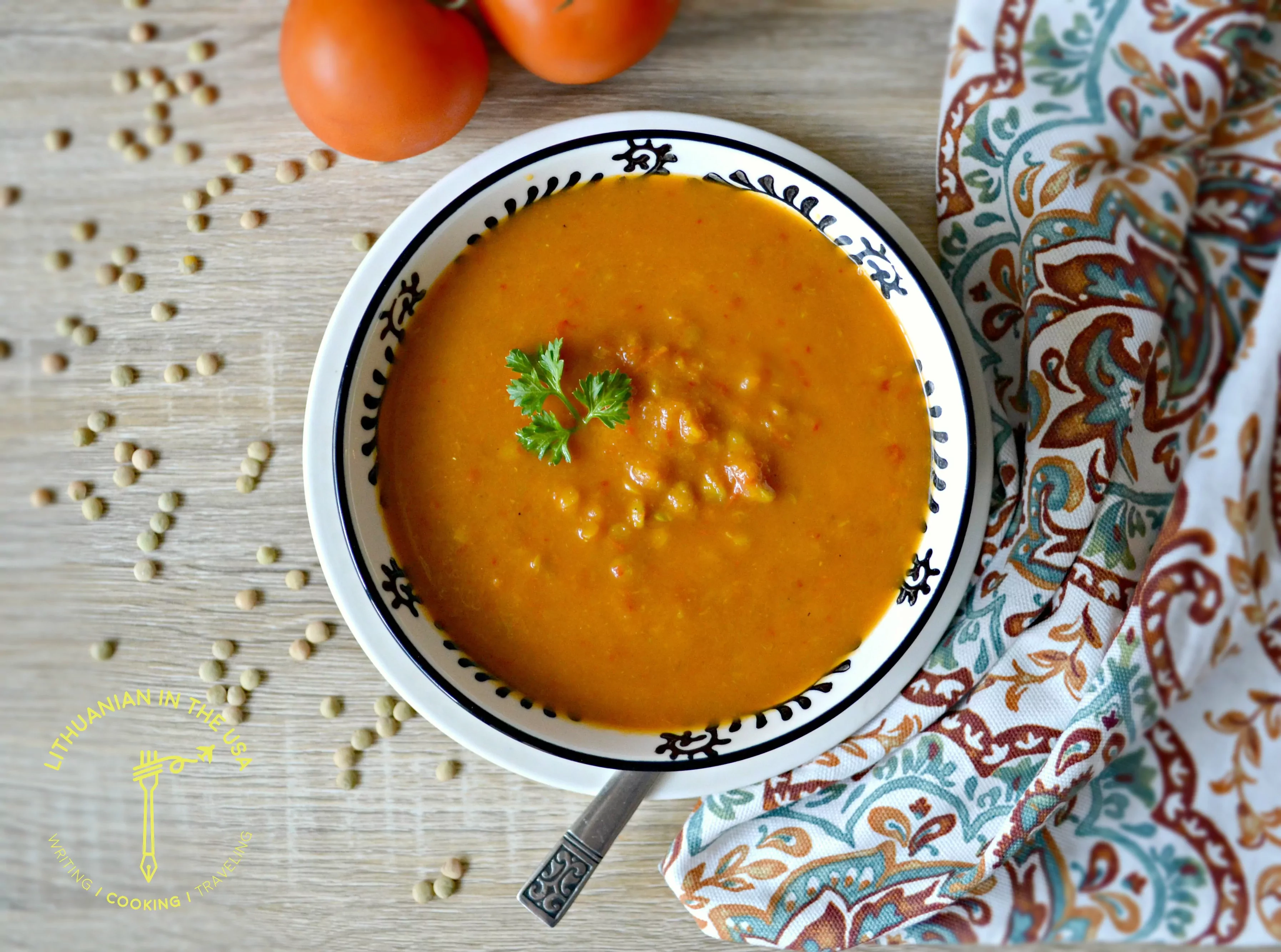 Trinta lęšių sriuba su daržovėmis (morkomis, pomidorais, paprikomis...)
