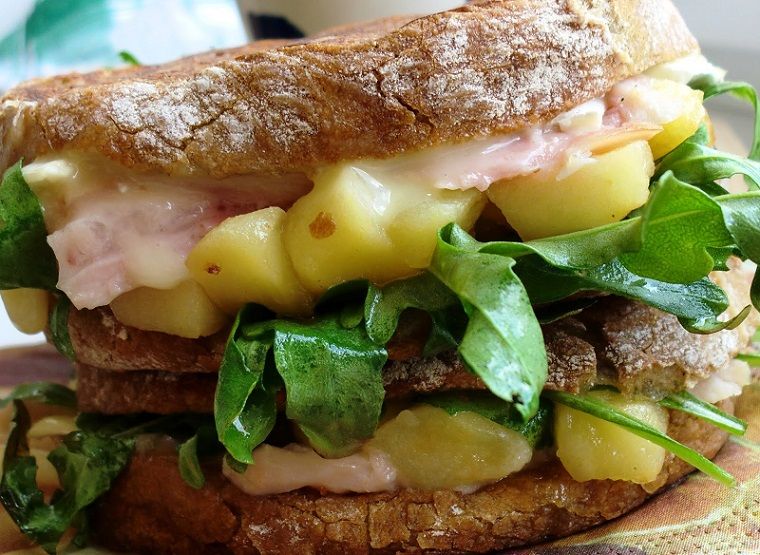 Panini su Bri sūriu, rūkyta vištiena ir keptais obuoliais