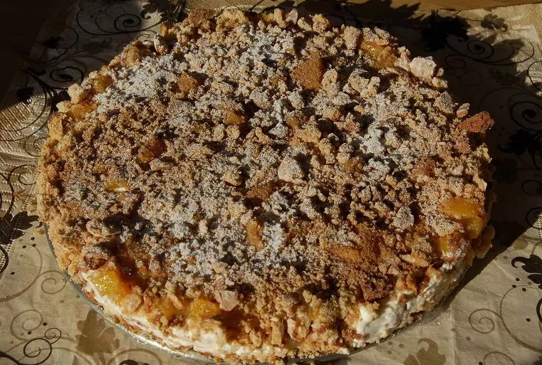 Meduolių trupinių tortas su persikais Meduolių trupinių tortas su persikais