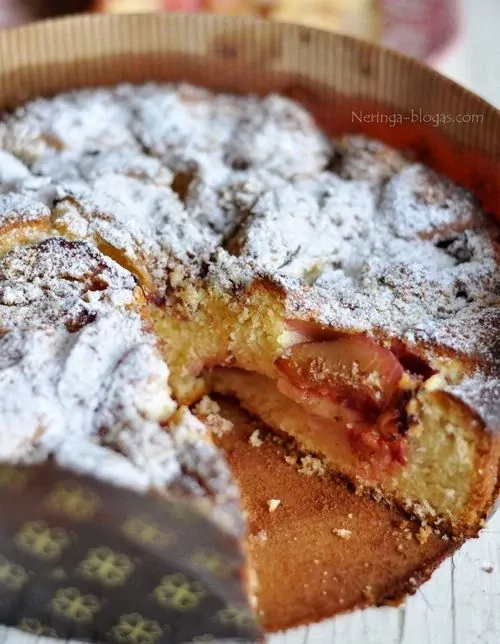 Purus pyragas su slyvomis