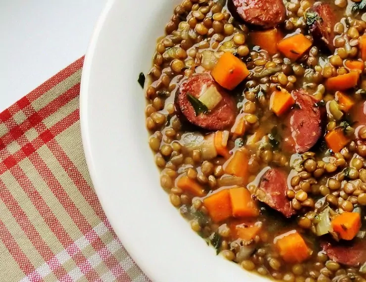 Lęšių sriuba su karštai rūkytomis dešrelėmis