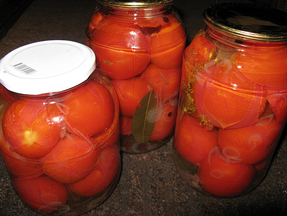 Самые вкусные кисло-сладкие маринованные помидоры на зиму с уксусом и луком