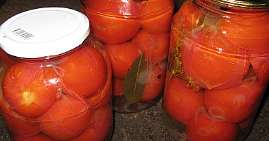 Самые вкусные кисло-сладкие маринованные помидоры на зиму с уксусом и луком