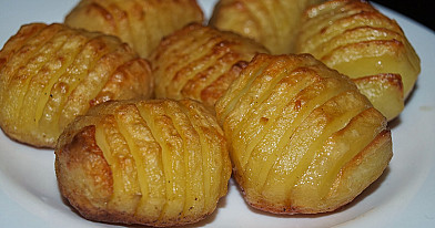 Švediškai keptos įpjautos bulvės orkaitėje