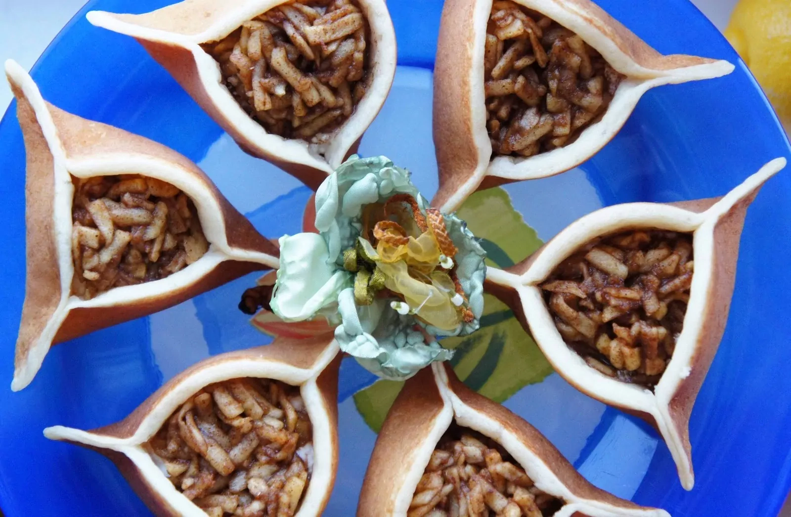 Катаеф (Qatayef) - арабские блинчики из муки с творогом, яблоками и корицей