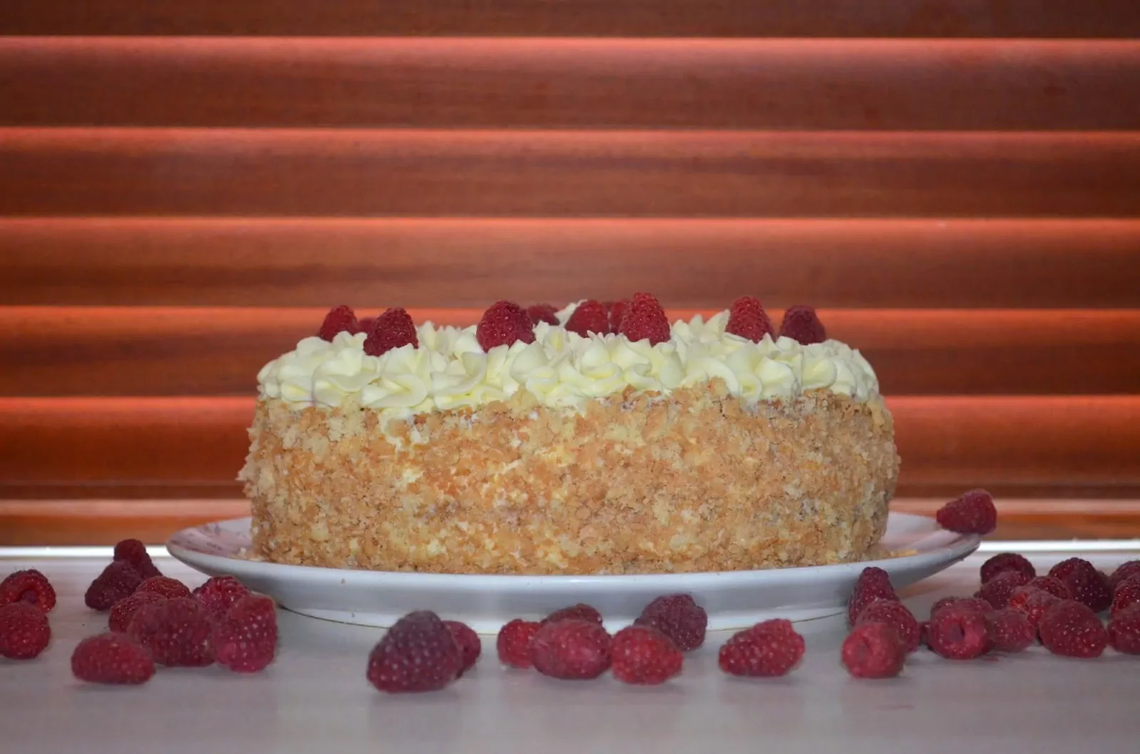 Tort malinowy z mascarpone i białą czekoladą