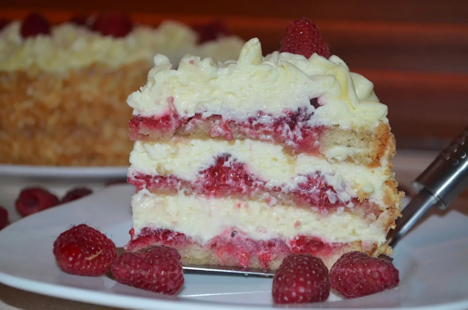 Tort malinowy z mascarpone i białą czekoladą