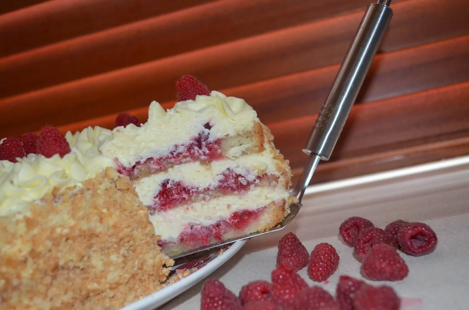 Tort malinowy z mascarpone i białą czekoladą