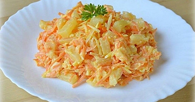 Салат из свежей моркови с сыром и консервированными ананасами