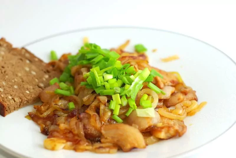 Жареный бекон с луком