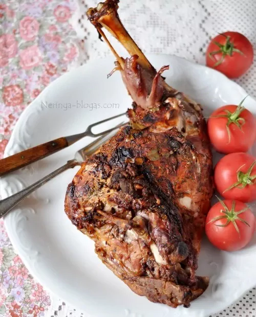 Keptas šerno kumpis rankovėje