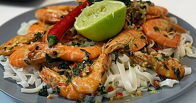 Aštrios krevetės su ryžių makaronais (video receptas)