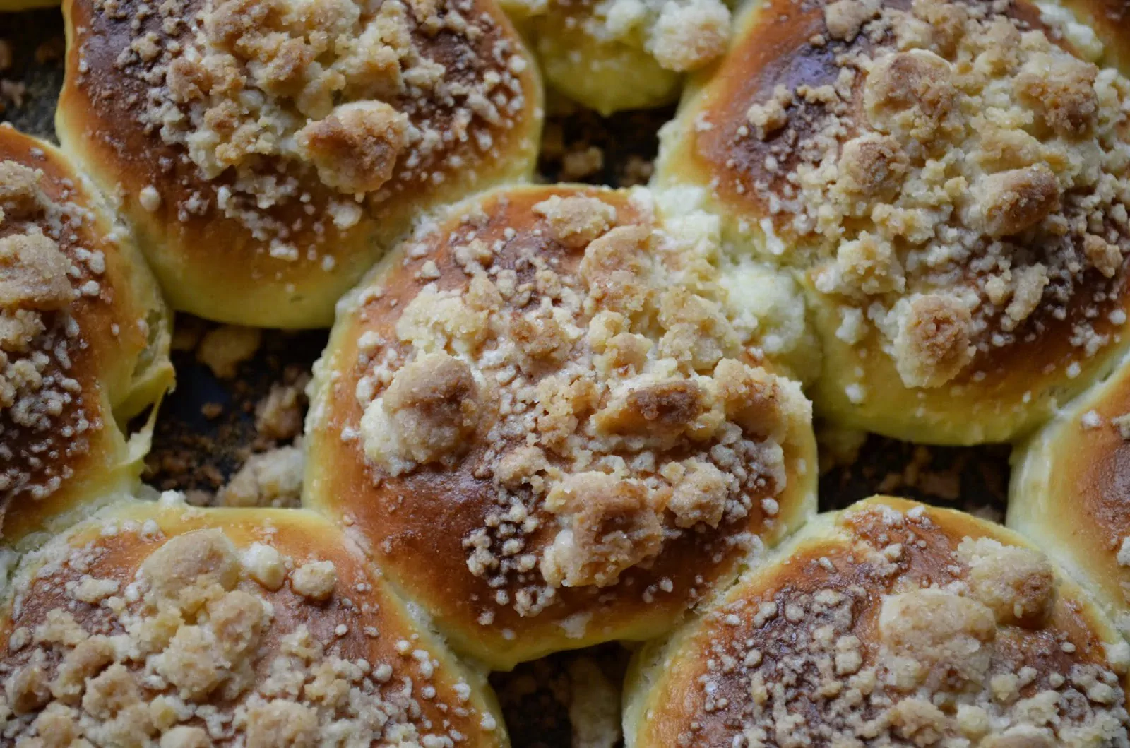 Bułeczki drożdżowe ze słodkim nadzieniem i kruszonką