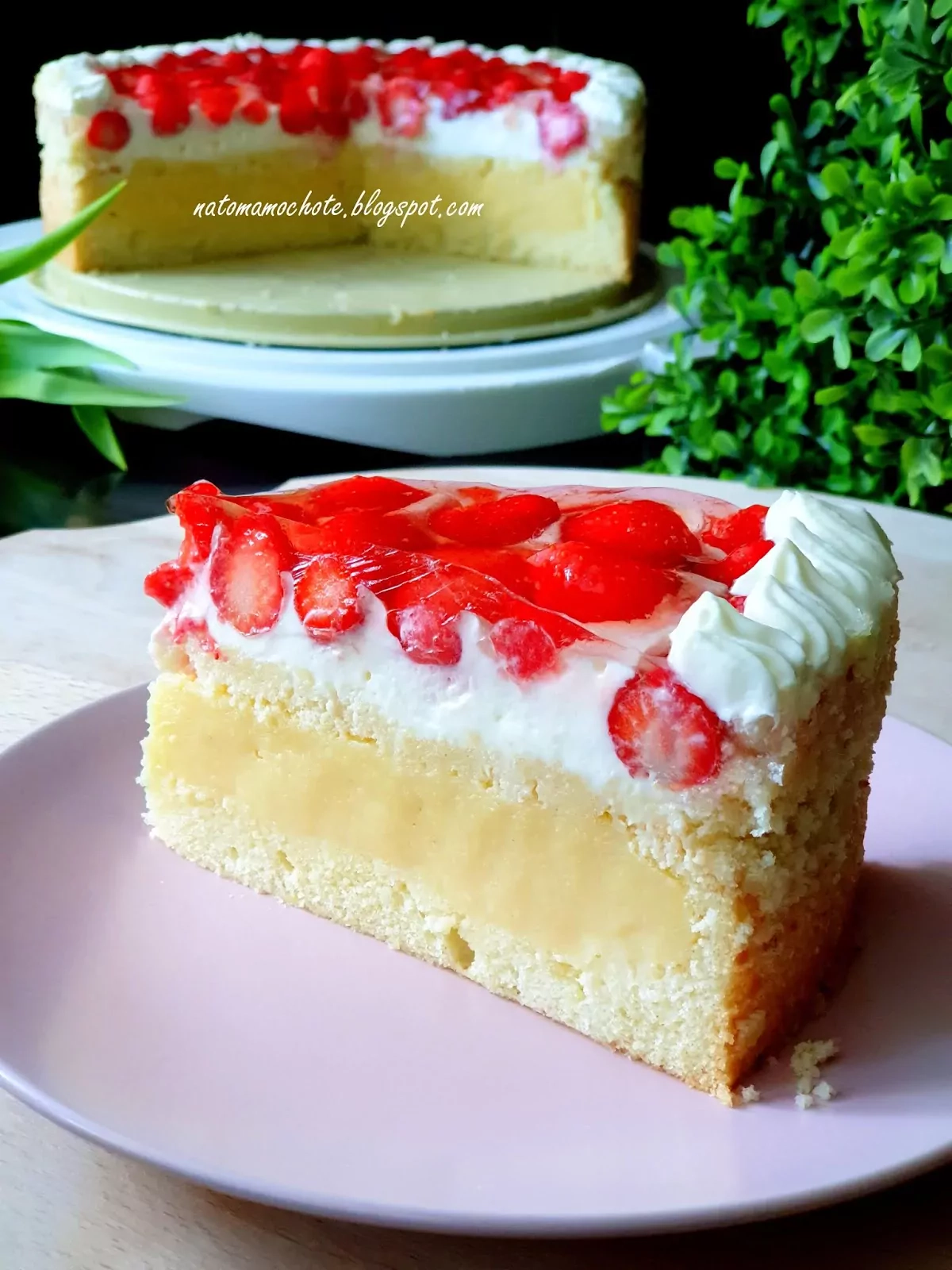 Ciasto - torcik budyniowy z bitą śmietaną i galaretką z truskawkami