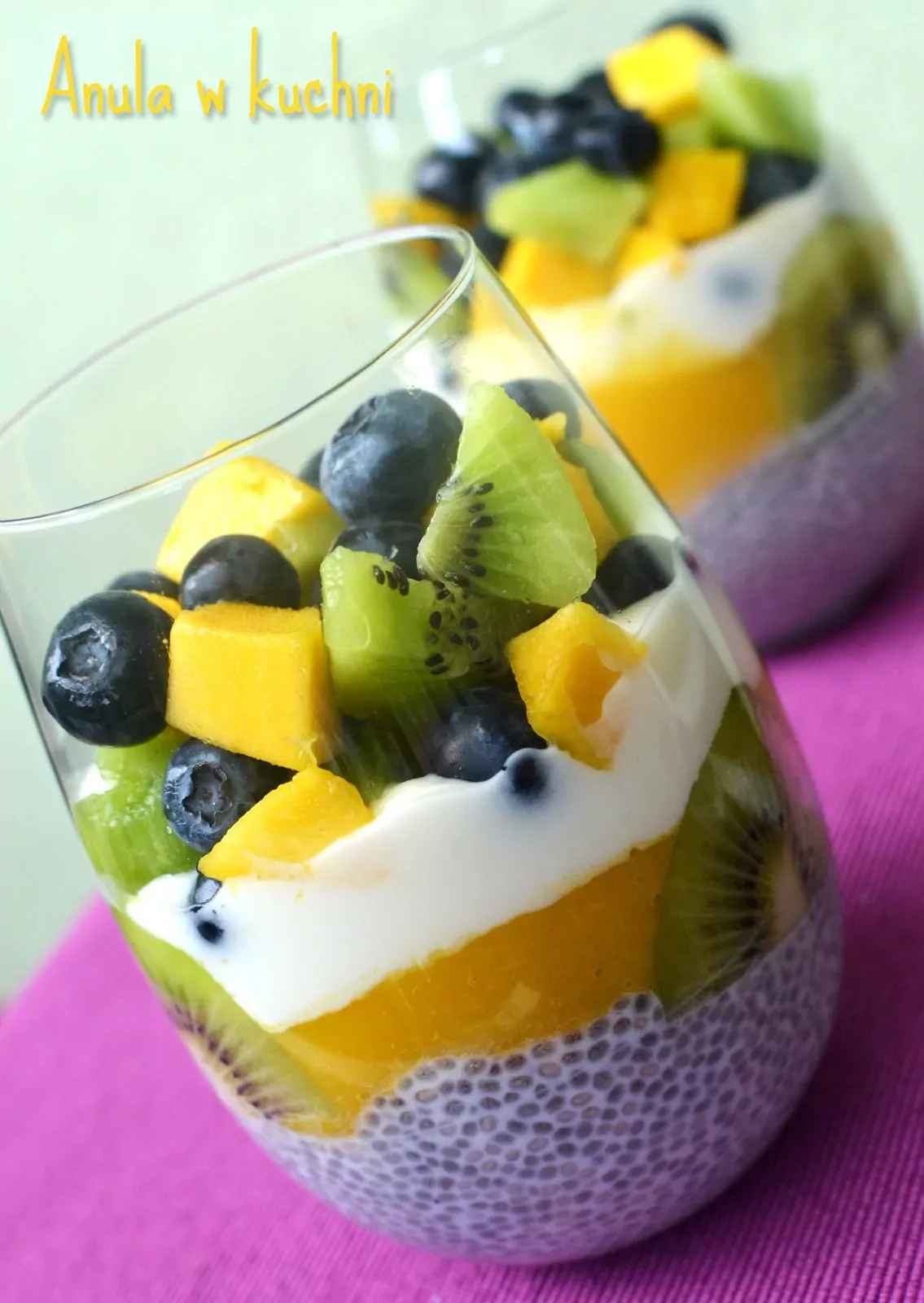 Deser chia z mango, borówkami i kiwi