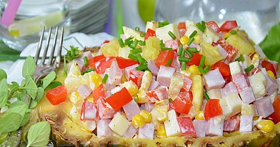 Hawajska sałatka z szynką i ananasem