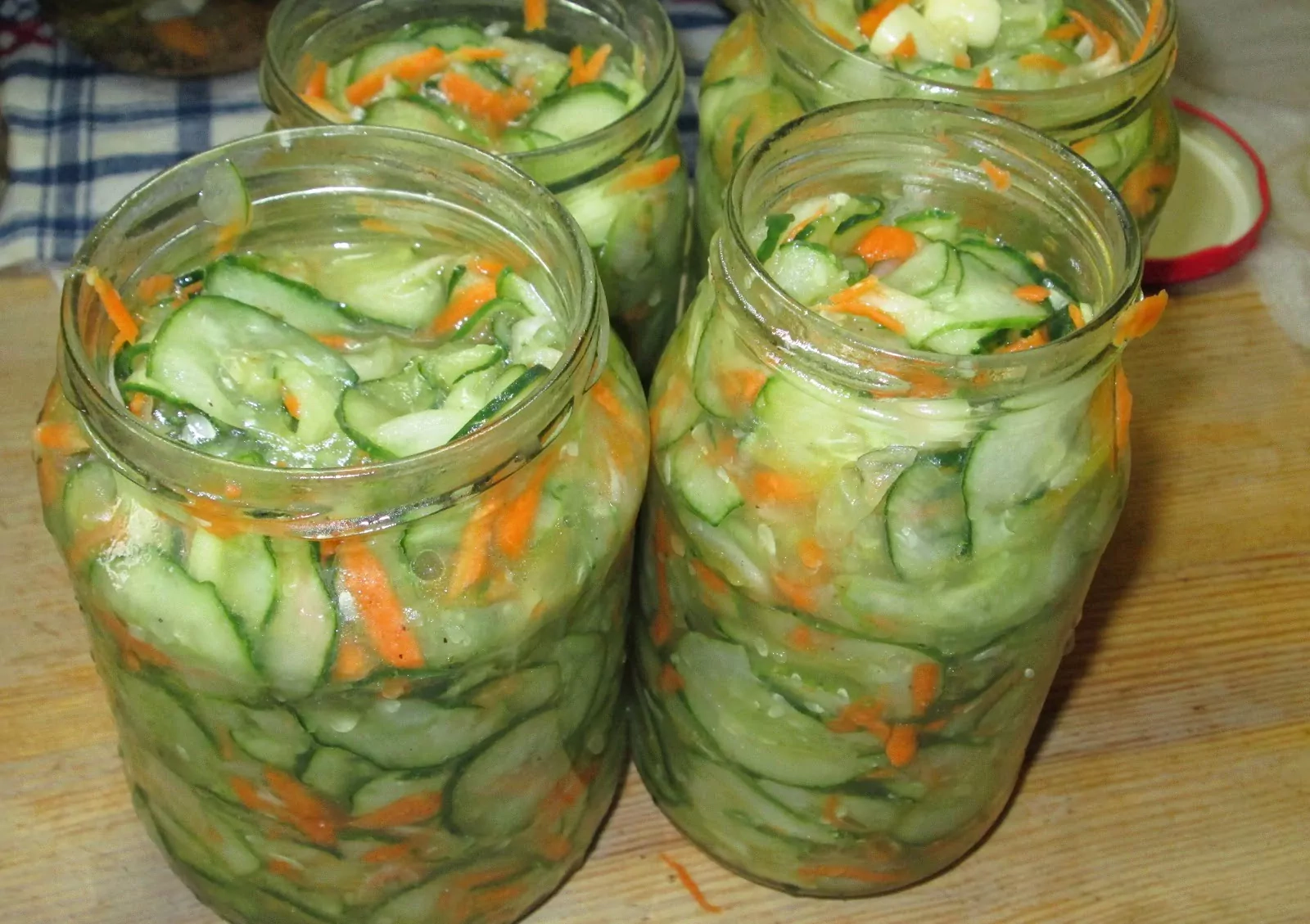 Pyszna sałatka ogórkowa do słoików na zimę