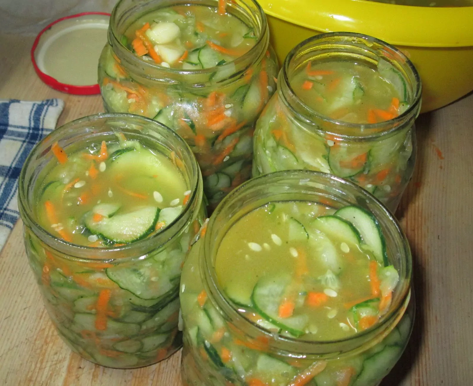 Pyszna sałatka ogórkowa do słoików na zimę