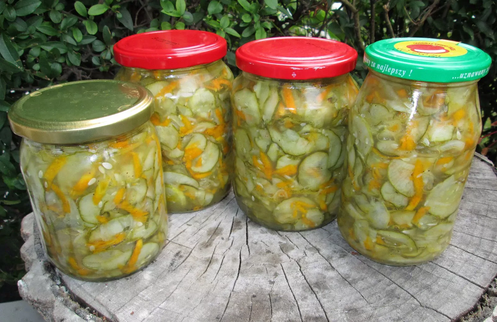 Pyszna sałatka ogórkowa do słoików na zimę