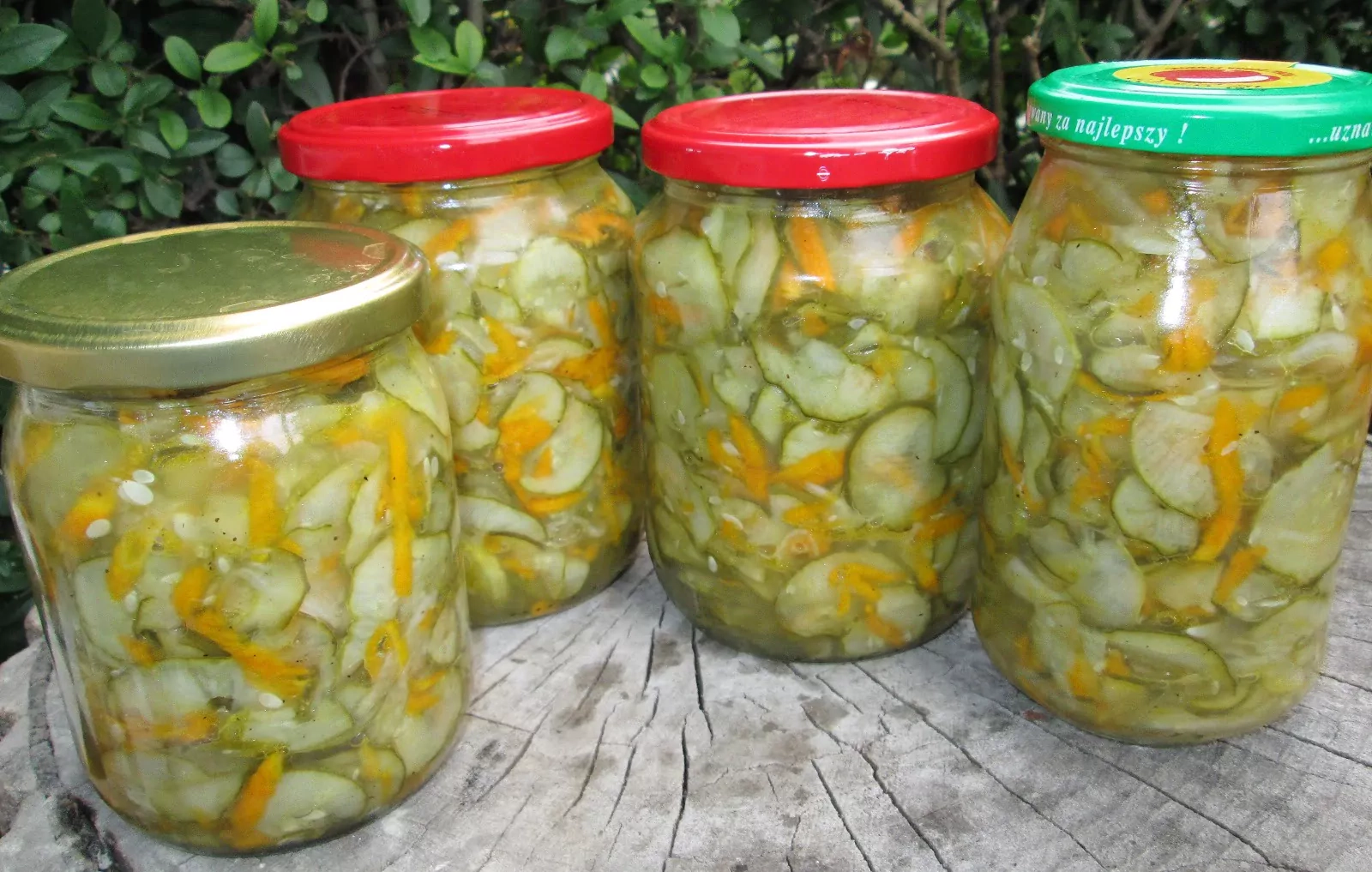 Pyszna sałatka ogórkowa do słoików na zimę