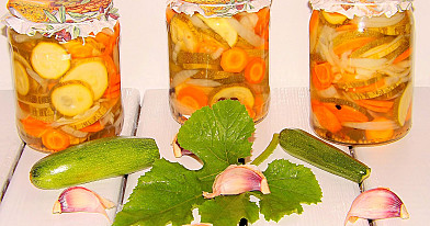 Sałatka z cukini, marchewki i cebuli, w zalewie octowo-olejowej