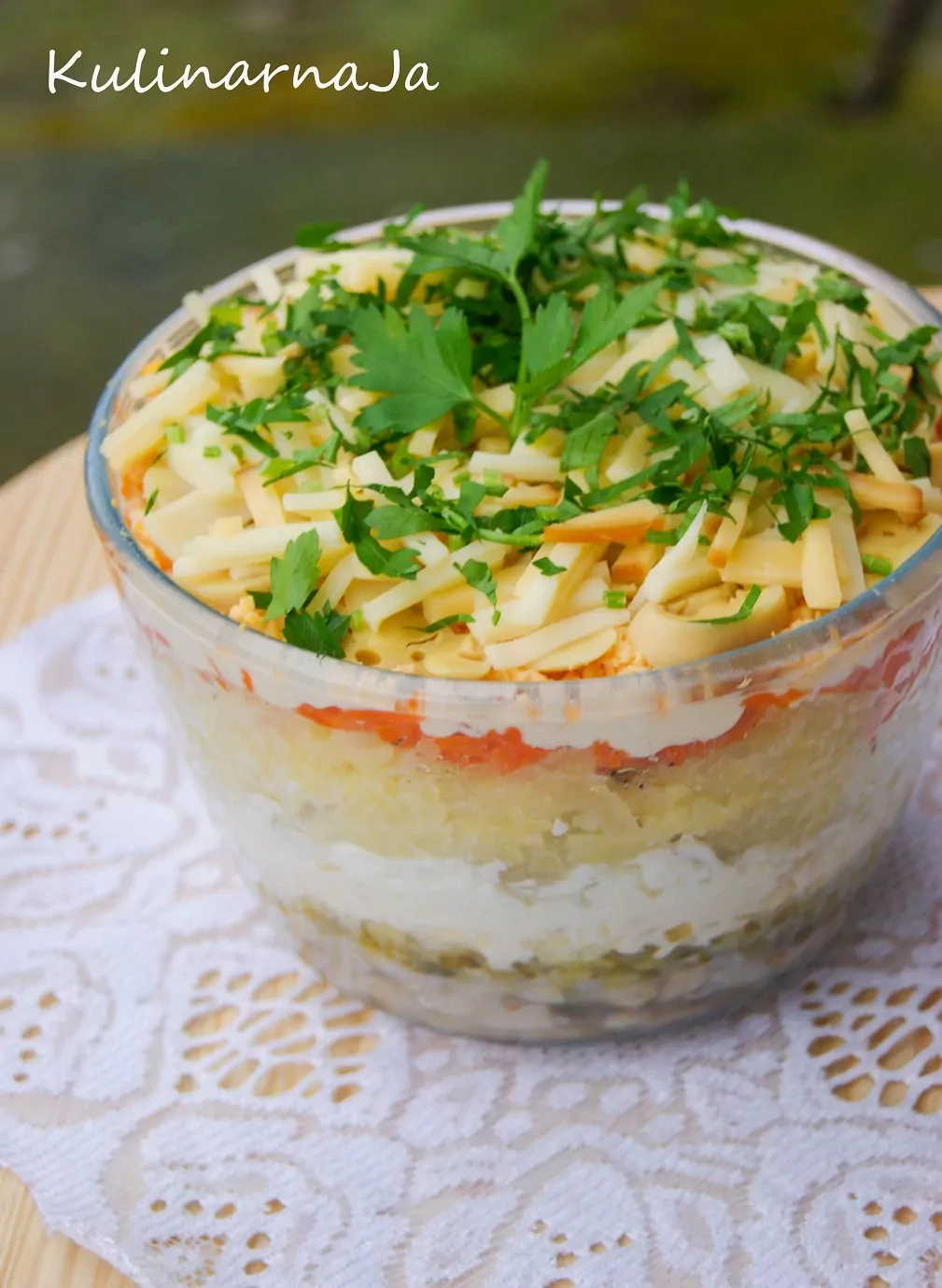 Warstwowa sałatka śledziowa z ziemniakami