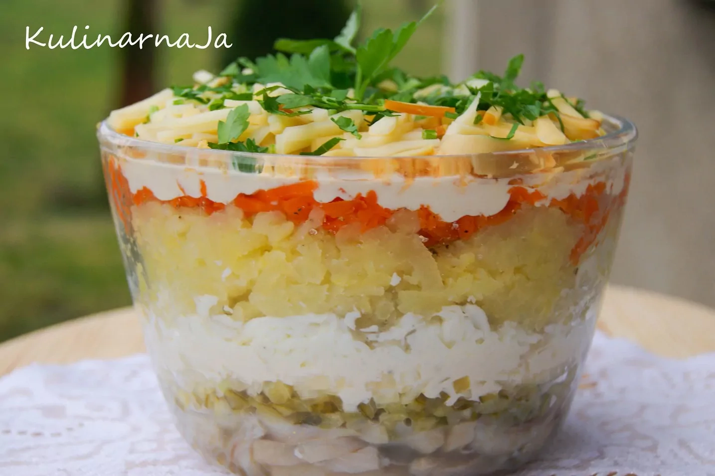 Warstwowa sałatka śledziowa z ziemniakami