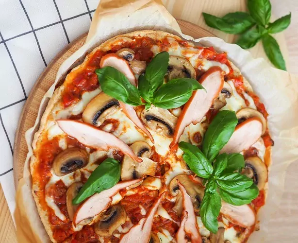Pizza dietetyczna na owsianym spodzie z kurczakiem