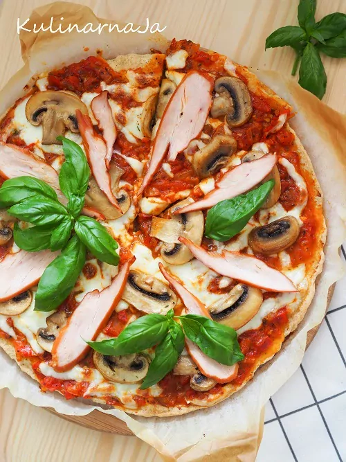 Pizza dietetyczna na owsianym spodzie z kurczakiem