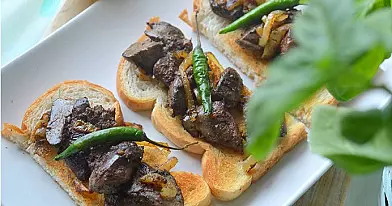 Skrebučiai su saldžiais svogūnais ir vištienos kepenėlėmis (labai tinka prie taurės vyno ir ne tik)