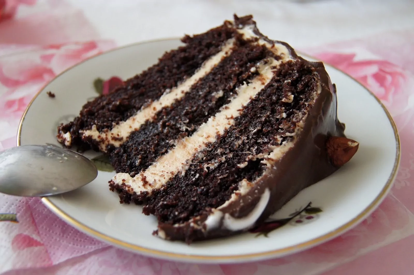 Dekadencki tort czekoladowy z masłem orzechowym