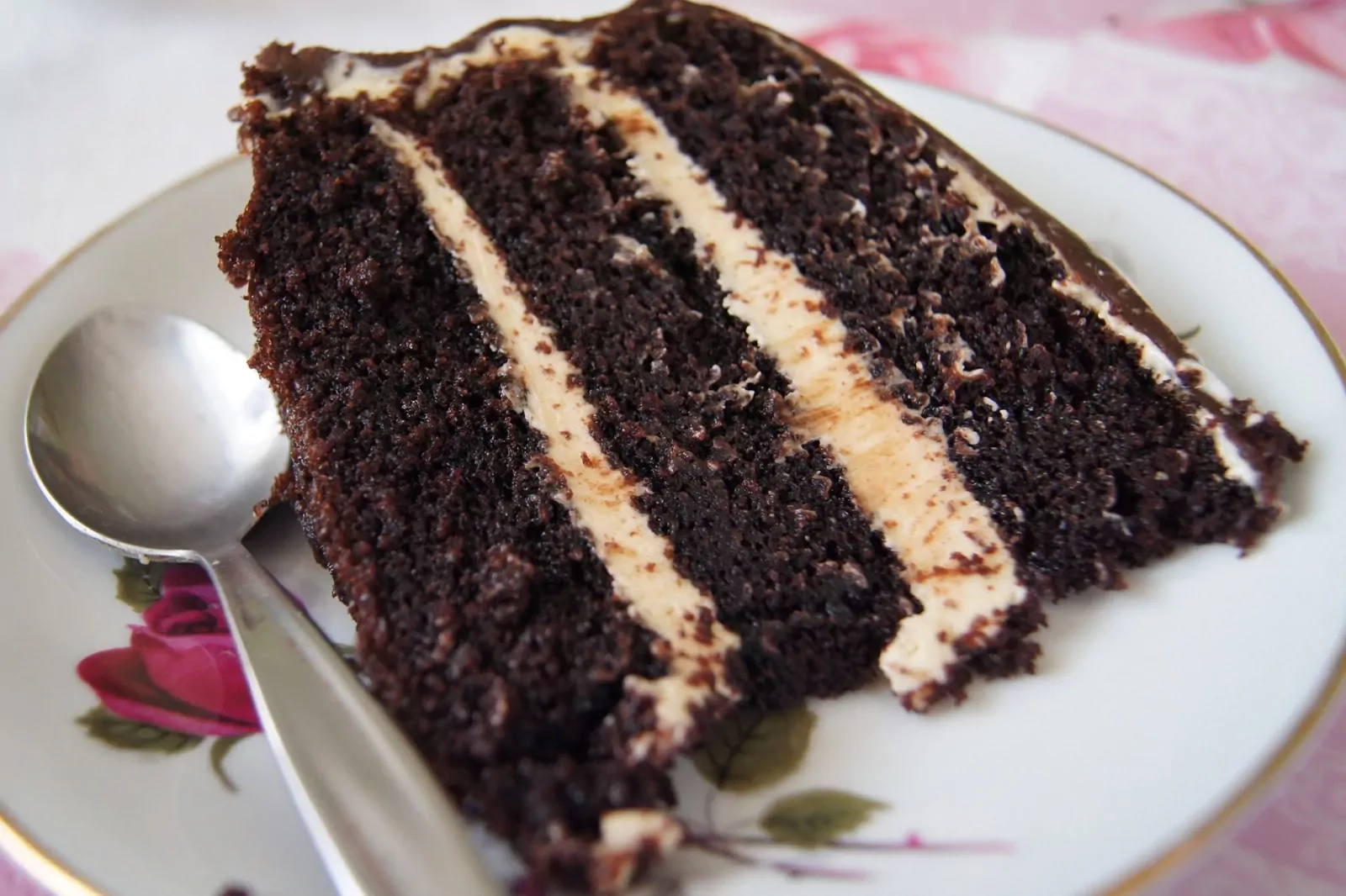 Dekadencki tort czekoladowy z masłem orzechowym