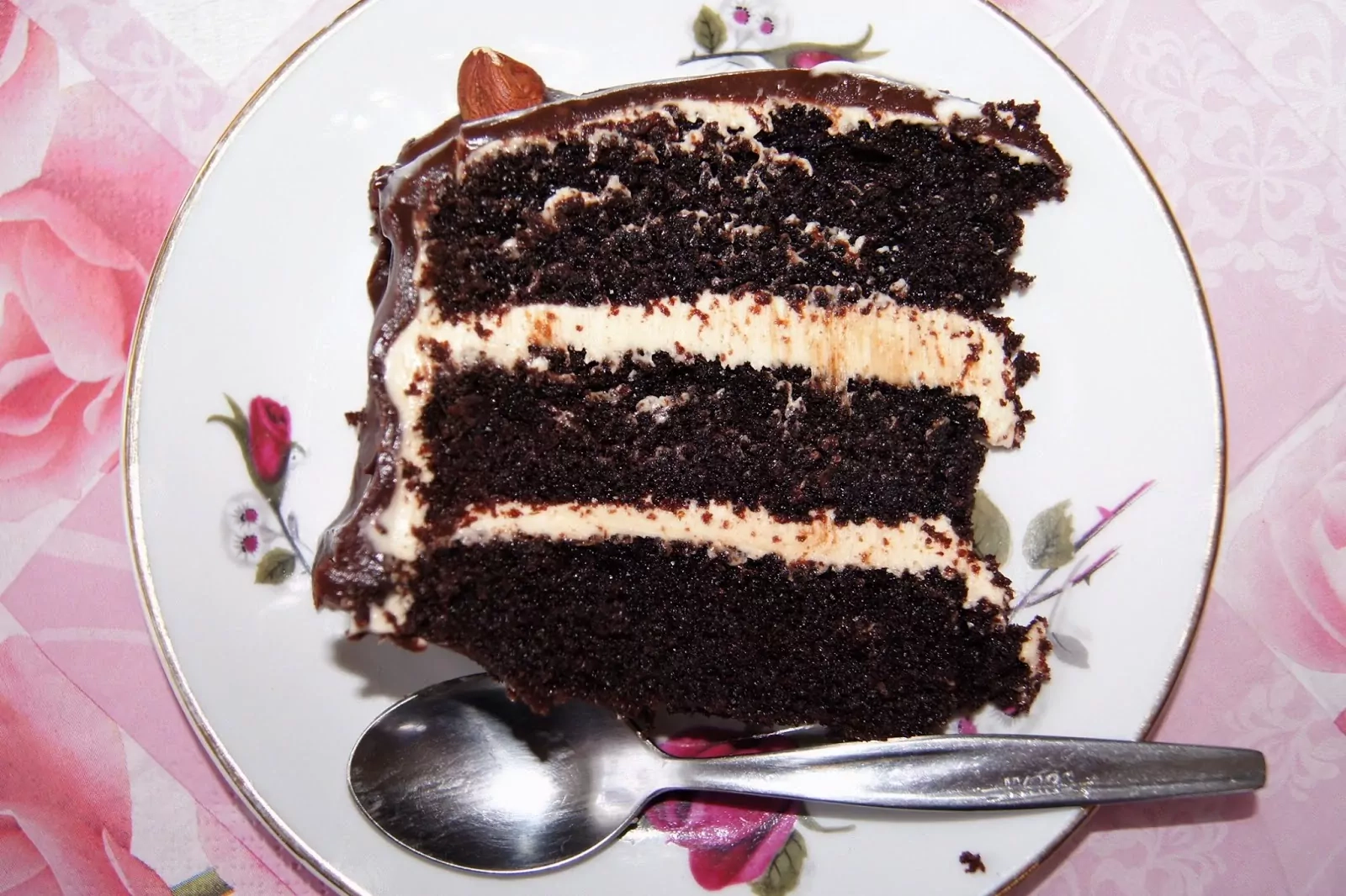 Dekadencki tort czekoladowy z masłem orzechowym