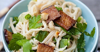 Asia-Nudelsalat mit Erdnussvinaigrette und knusprigem Tofu