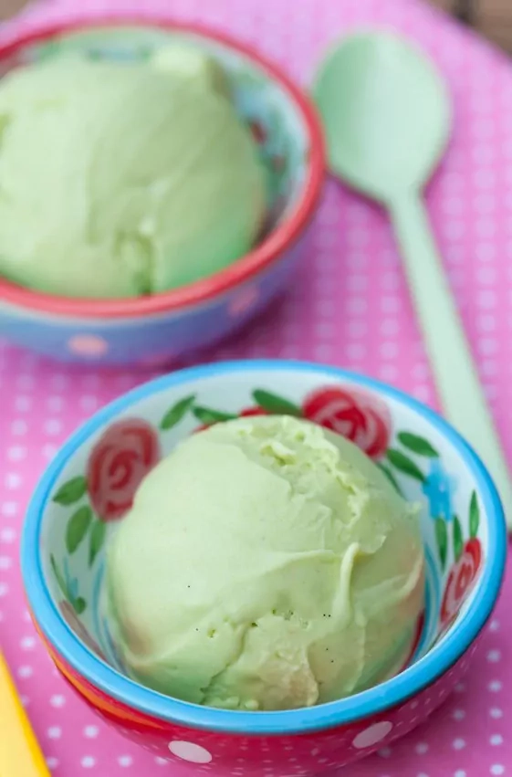 Cremiges Avocado Bergamotte Eis