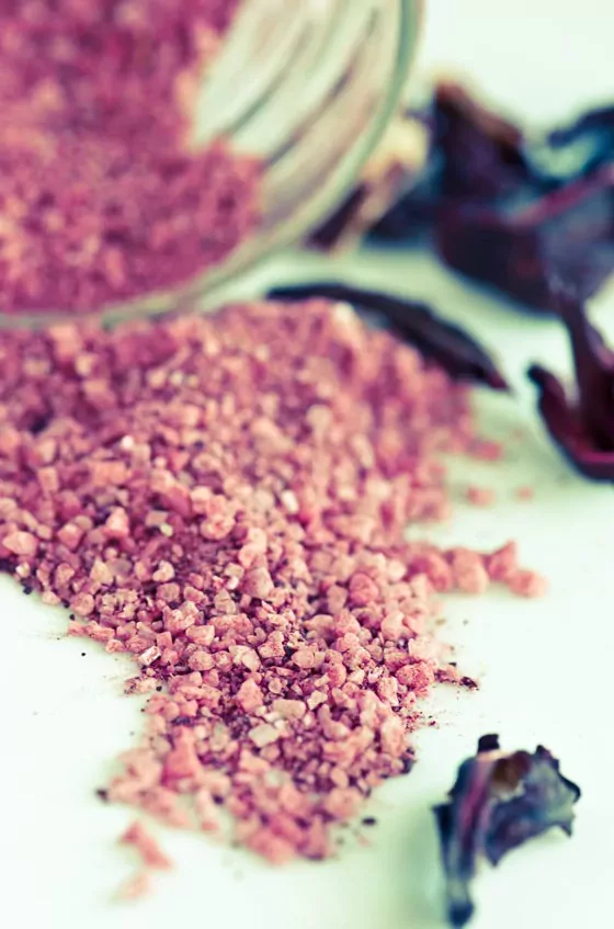 Avocado-Tomaten-Pizza mit Bärlauchpesto und Hibiskussalz