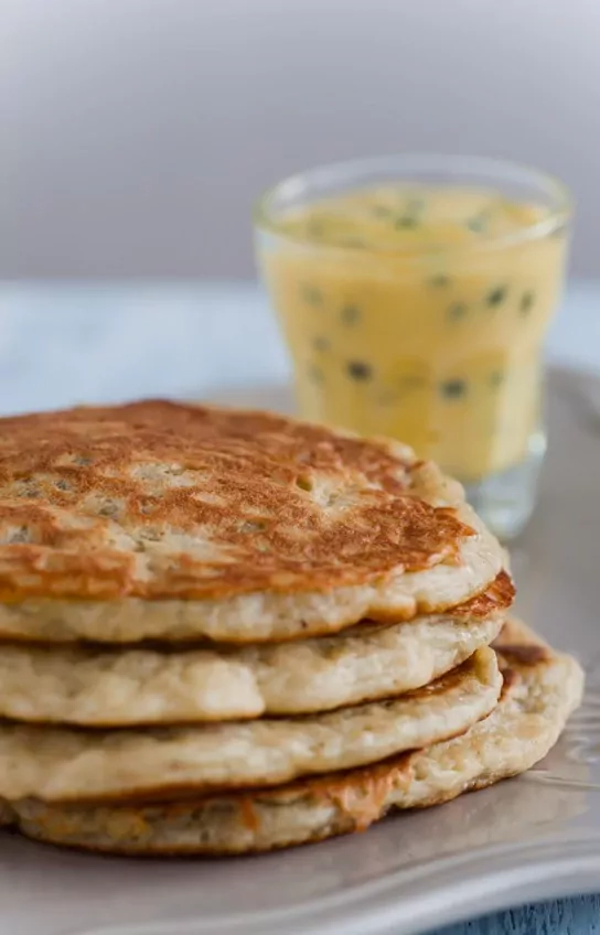 Bananen-Pancakes mit Passionsfrucht-Butter