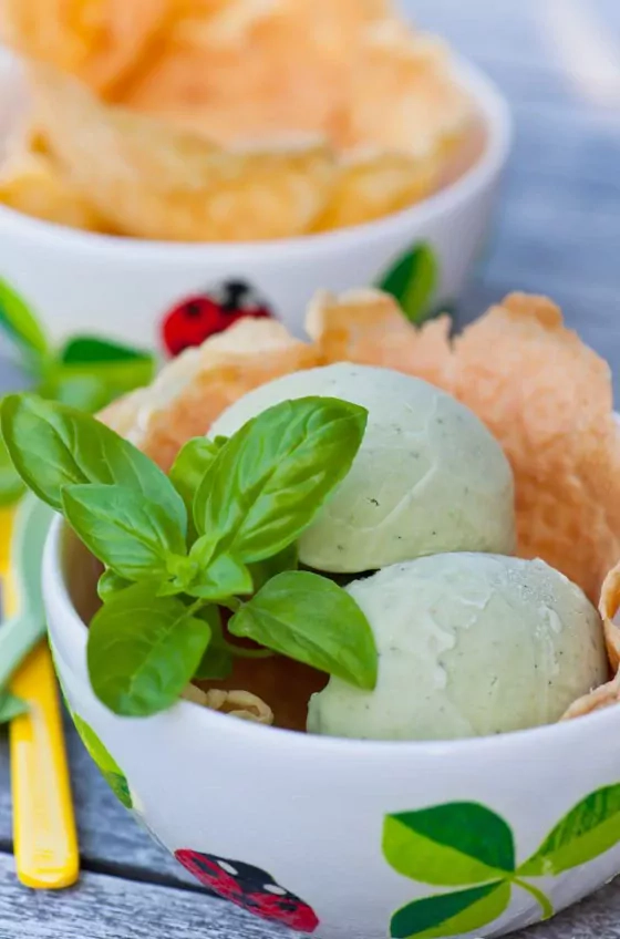 Süsses Basilikum-Eis mit Olivenöl und Zitrusnote