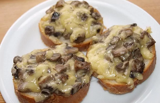 Sumuštinukai su pievagrybiais (su prancūzišku batonu)