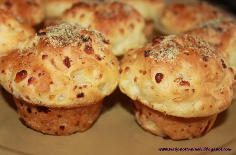 Duonelės su grūdėta varške ir česnakais - jas kepant kvepia visi namai