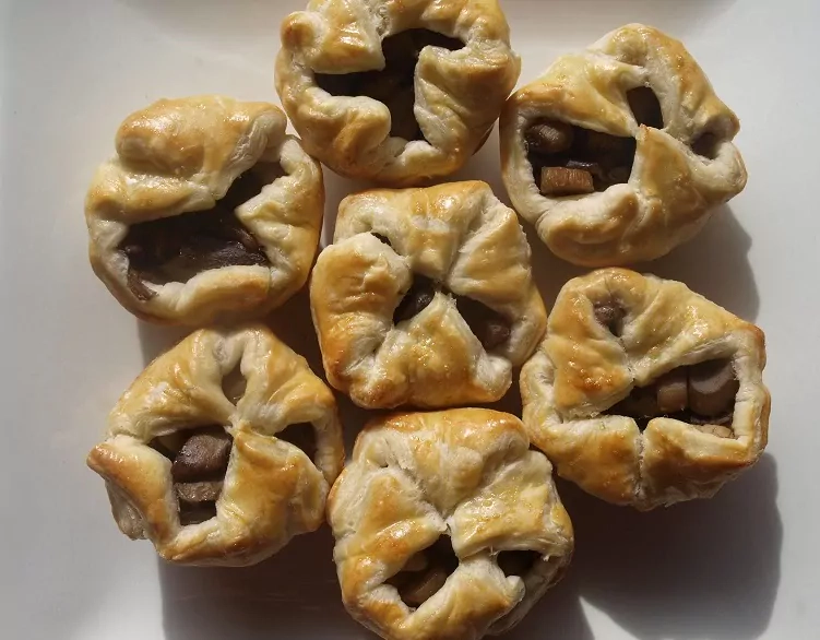 Sluoksniuotos tešlos krepšeliai su grybais