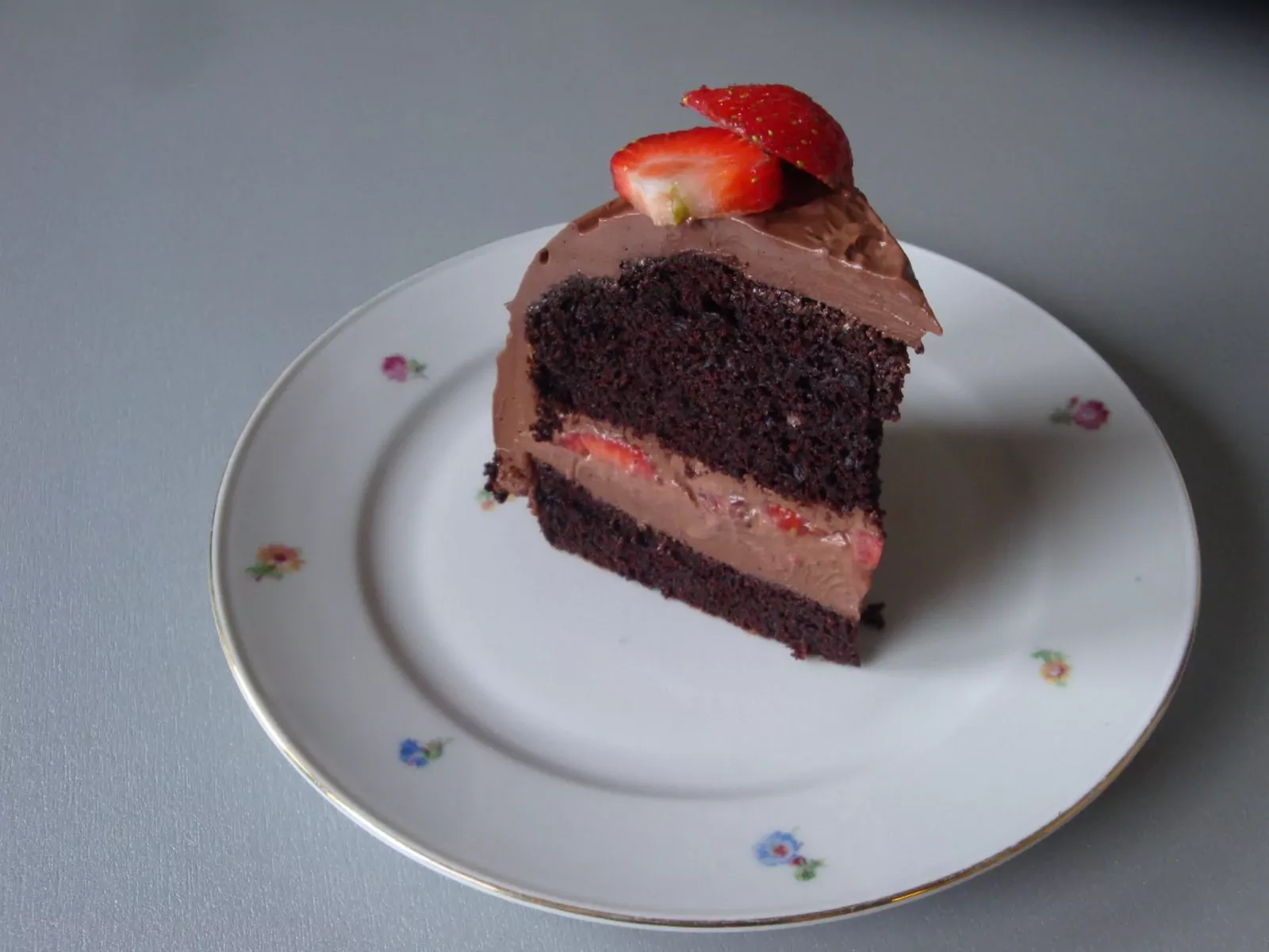 Vegane Schokotorte mit Erdbeeren