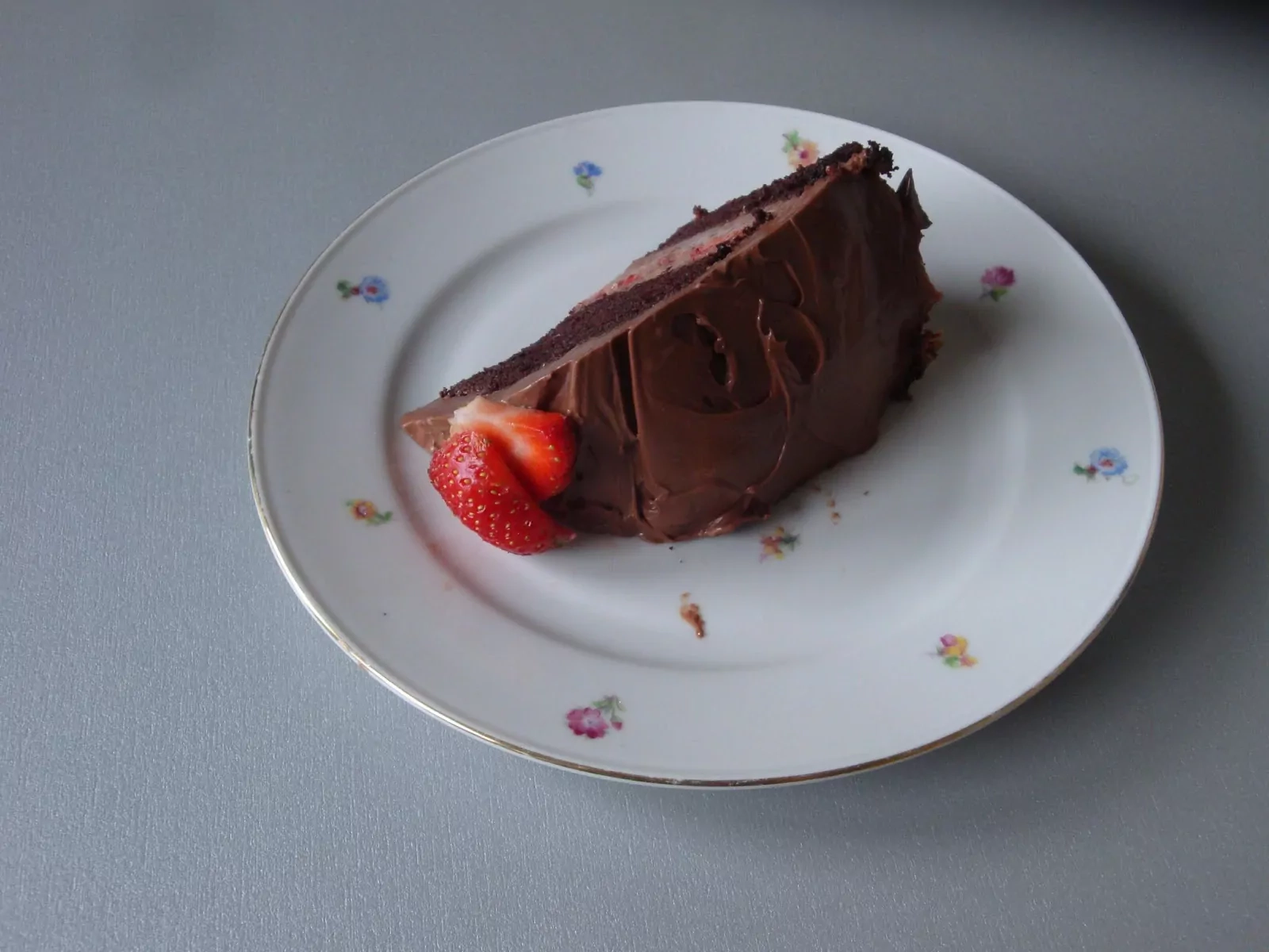 Vegane Schokotorte mit Erdbeeren