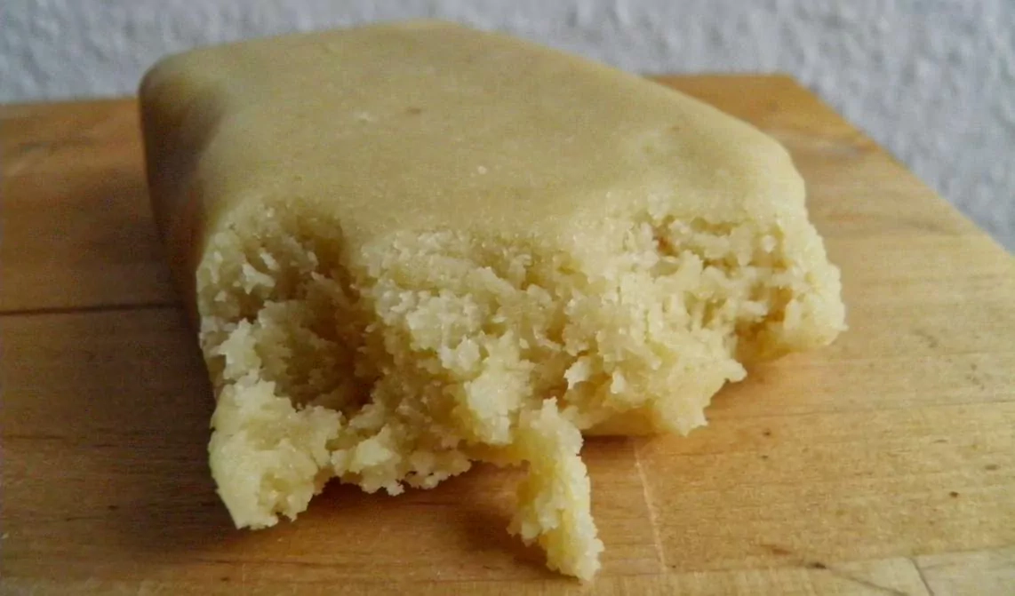 Quarkölteig-Brezeln mit Marzipan