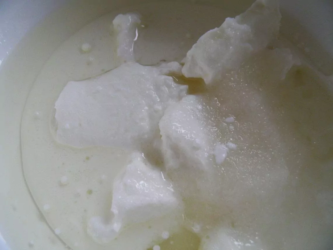 Quarkölteig-Brezeln mit Marzipan