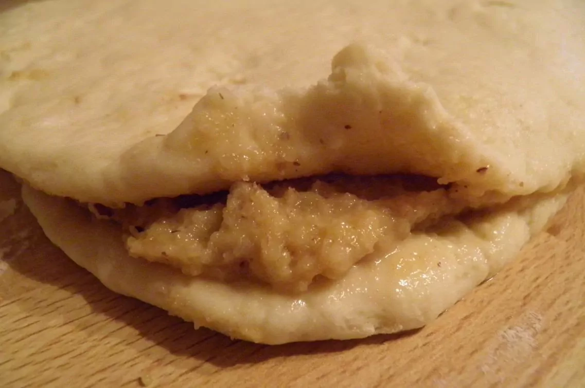 Quarkölteig-Brezeln mit Marzipan