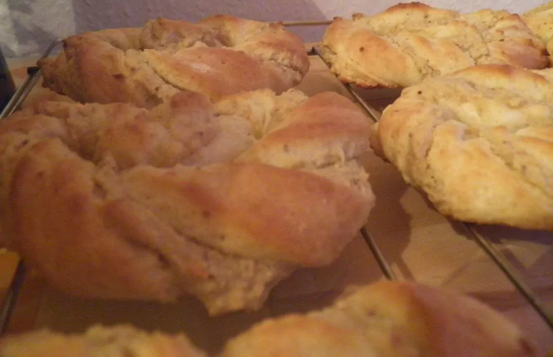 Quarkölteig-Brezeln mit Marzipan