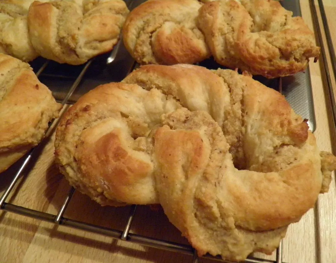 Quarkölteig-Brezeln mit Marzipan