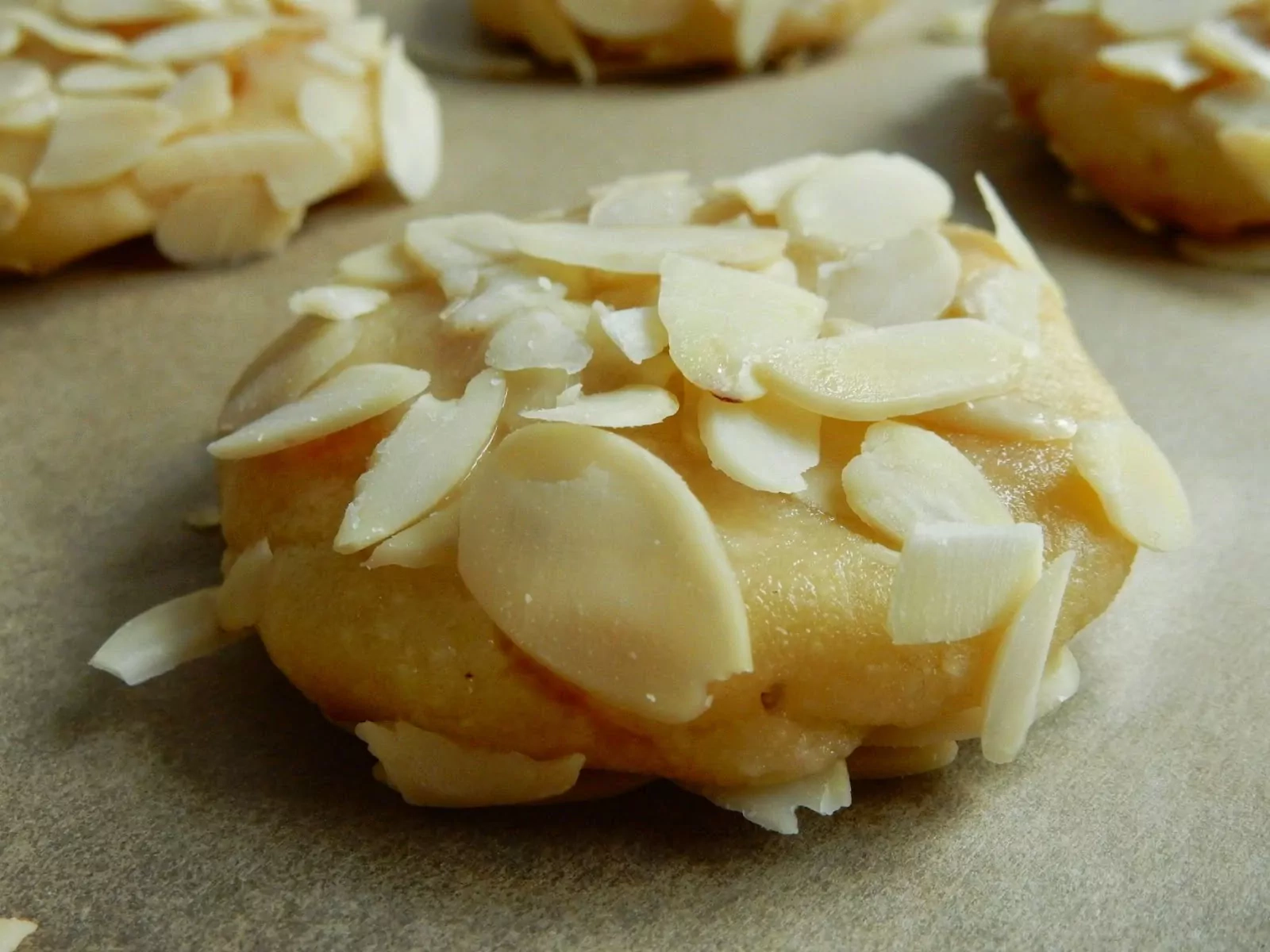 Mandeltaler mit getrockneten Aprikosen